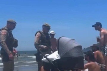 O casal estava na faixa de areia junta ao filho, um bebê de colo, dentro do carrinho -  (crédito: Reprodu&ccedil;&atilde;o/Jornal Raz&atilde;o)