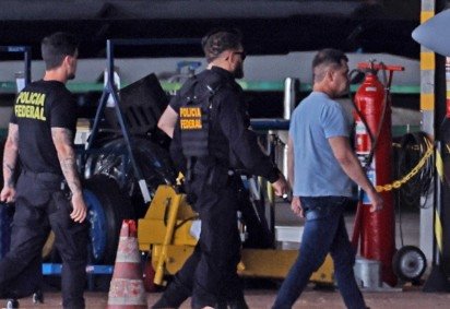  Ex-diretor-geral da PRF Silvinei Vasques desembarca no hangar da Pol&iacute;cia Federal em Bras&iacute;lia -  (crédito:  Marcelo Camargo/Ag..ncia Brasil) - Ex-diretor-geral da PRF Silvinei Vasques desembarca no hangar da Pol&iacute;cia Federal em Bras&iacute;lia -  (crédito:  Marcelo Camargo/Ag..ncia Brasil)