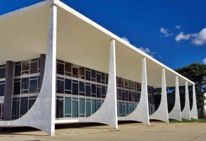Após fuga de ex-diretor da PRF, Moraes ordena prisão domiciliar de outros 10 condenados por golpe: o que se sabe -  (crédito: BBC Geral) -Após fuga de ex-diretor da PRF, Moraes ordena prisão domiciliar de outros 10 condenados por golpe: o que se sabe -  (crédito: BBC Geral)