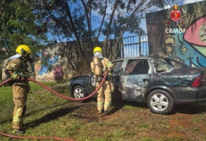 Os militares utilizaram linhas de mangueira pressurizadas para extinguir o incêndio -  (crédito: Divulgação/CBMDF) -Os militares utilizaram linhas de mangueira pressurizadas para extinguir o incêndio -  (crédito: Divulgação/CBMDF)