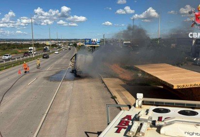 Caminh&atilde;o pega fogo na Estrutural 