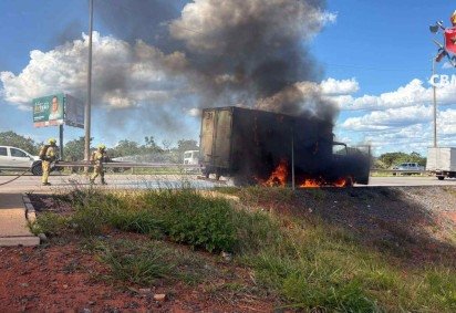 Caminh&atilde;o pega fogo na Estrutural 