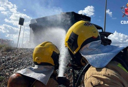 Caminh&atilde;o pega fogo na Estrutural 