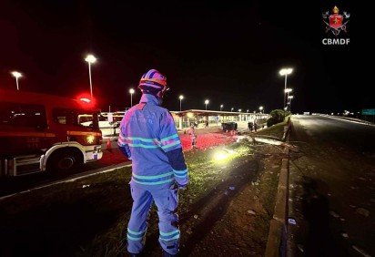 Carro derruba poste e capota no BRT do Gama