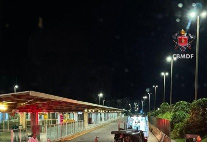 Carro derruba poste e capota no BRT do Gama
