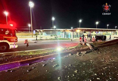 Carro derruba poste e capota no BRT do Gama