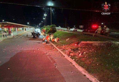 Carro derruba poste e capota no BRT do Gama
