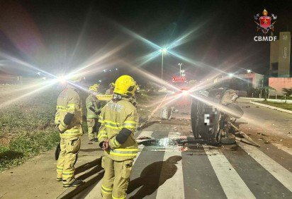Carro derruba poste e capota no BRT do Gama