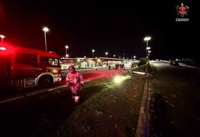 Carro derruba poste e capota no BRT do Gama