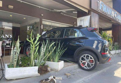 Um carro el&eacute;trico da marca Ora, de cor preta, invadiu uma cafeteria na comercial da 209 Norte -  (crédito: Davi Cruz/CB/D.A.Press)
