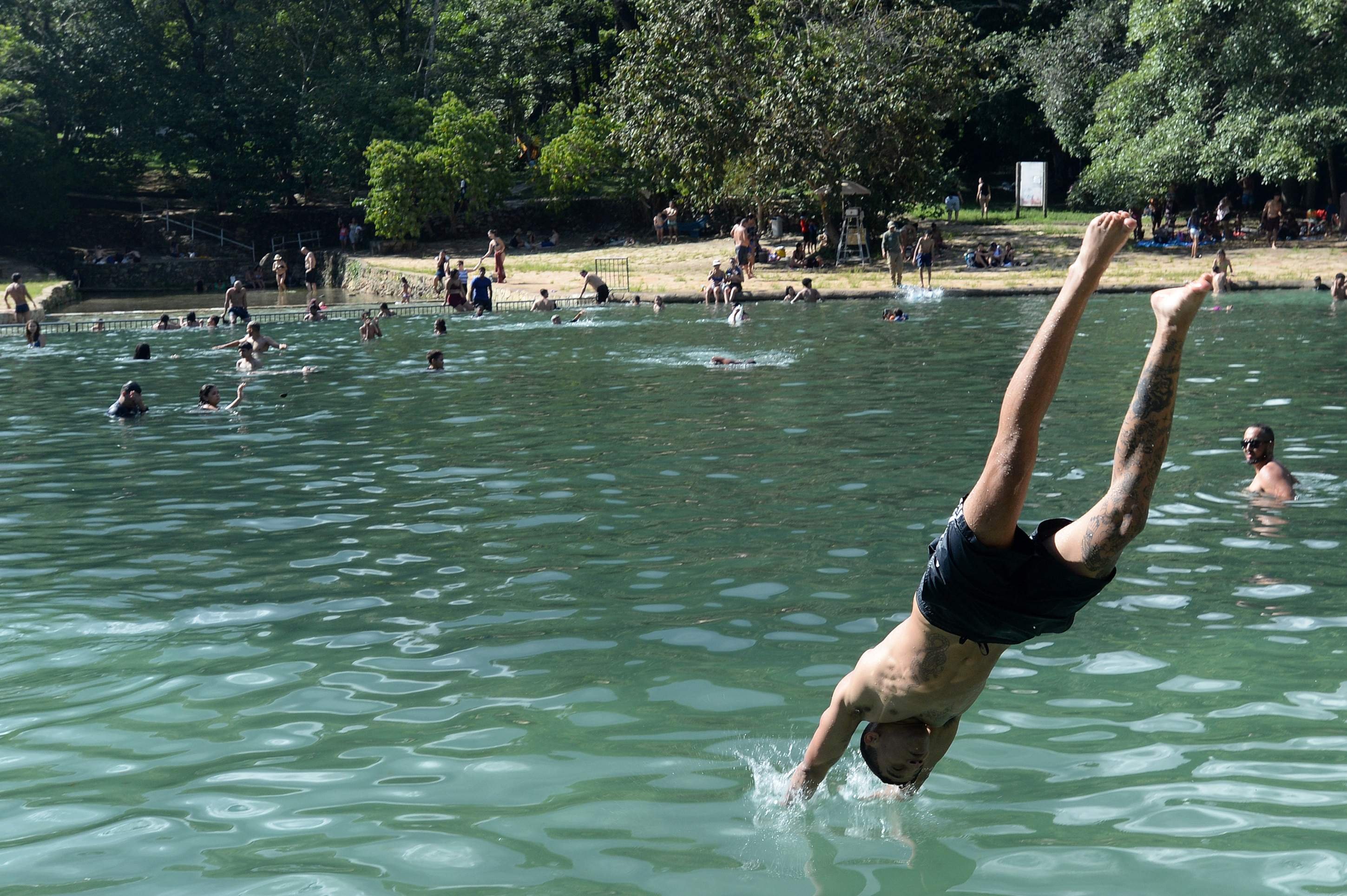 Mergulhar na piscina natural do Parque da &Aacute;gua Mineral foi o jeito para centenas de pessoas