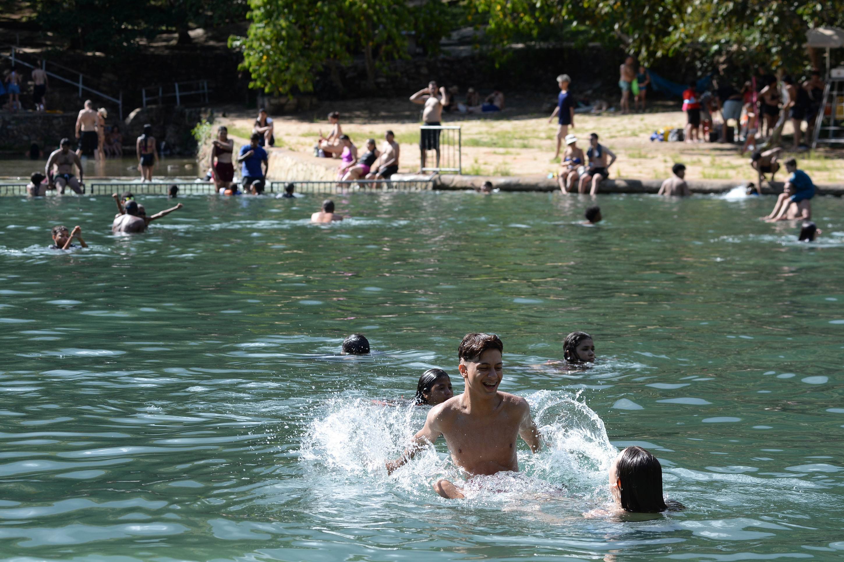 Parque da &Aacute;gua Mineral recebeu duas mil pessoas no s&aacute;bado de calor intenso