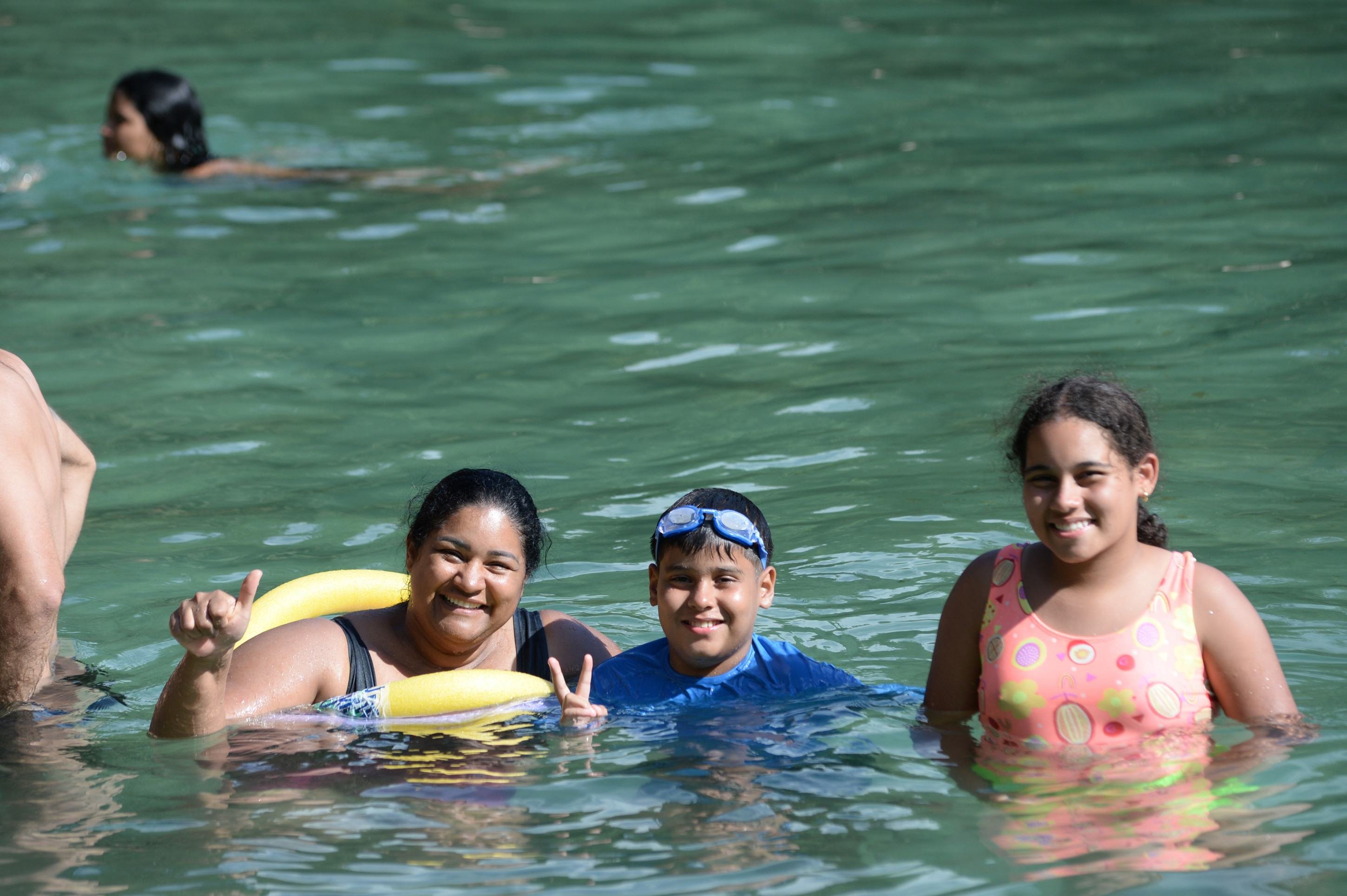  27/12/2025. Cr&eacute;dito: Minervino J&uacute;nior/CB/D.A Press. Brasil.  Brasilia - DF.  Parque Nacional da &Aacute;gua Mineral. Piscina Natural em dia de altas temperaturas e muito calor em Bras&iacute;lia. Mariana, Davi e Ana carrolina