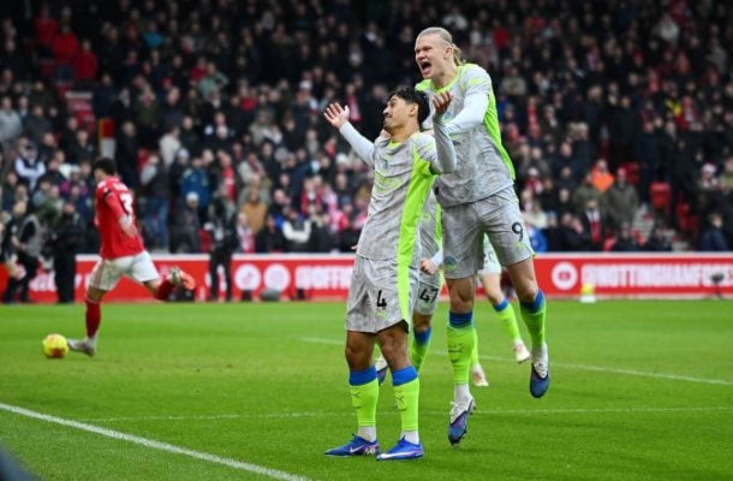 Reijnders é celebrado por Haaland após abrir o placar para o Manchester City -  (crédito: Foto:  Clive Mason/Getty Images)