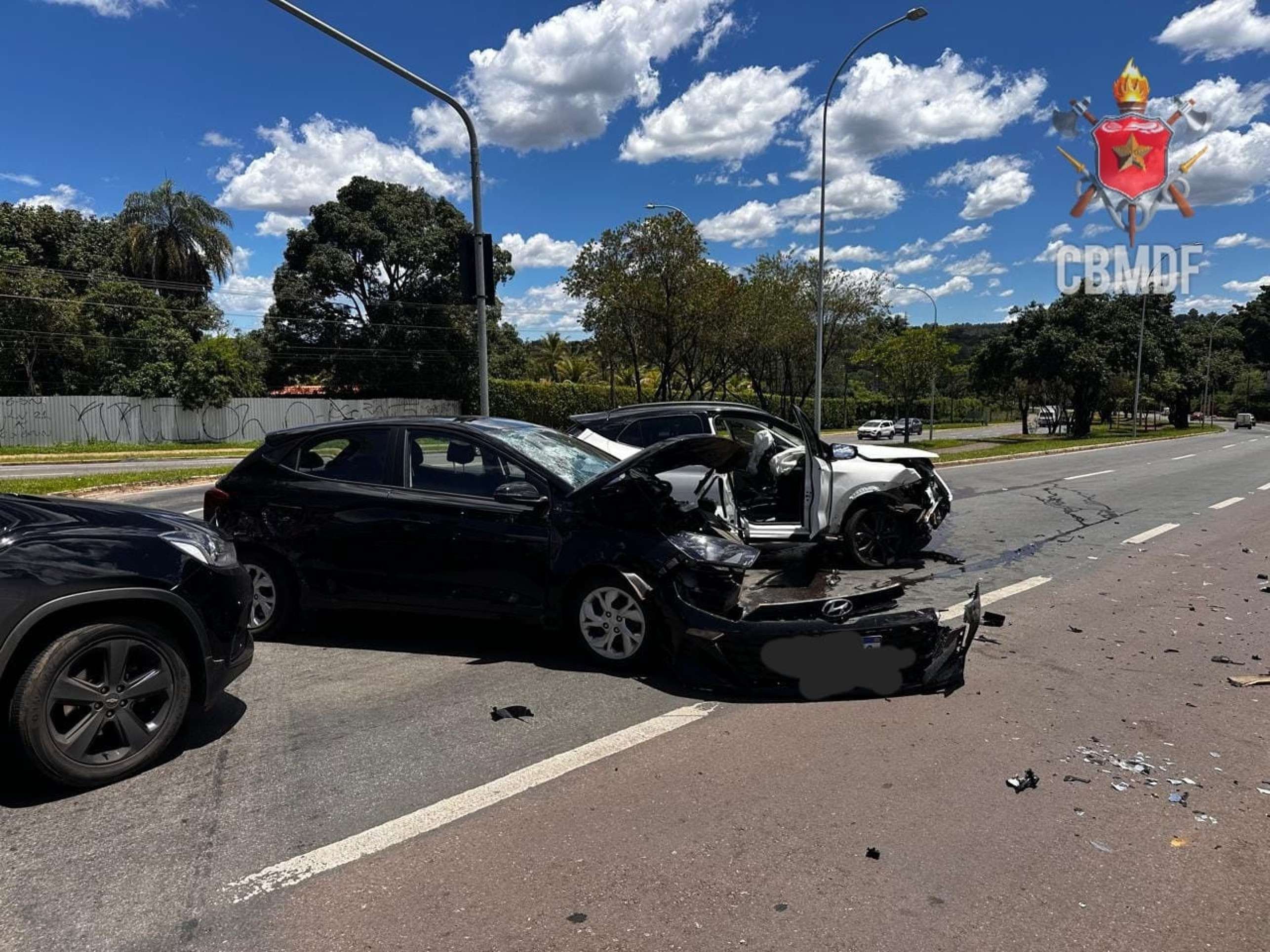 Colis&atilde;o entre ve&iacute;culos deixa pessoas feridas