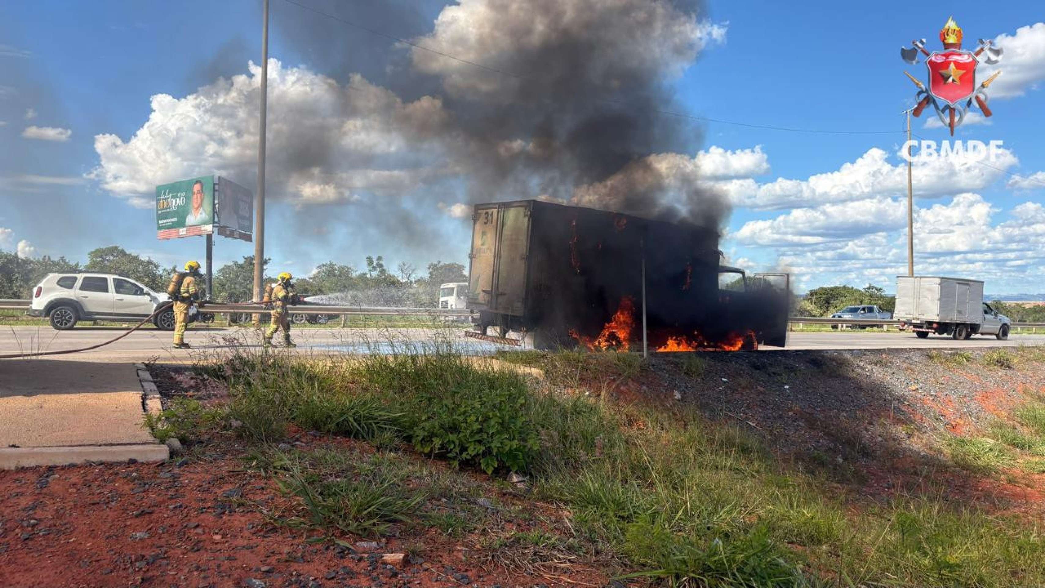 Vídeo: caminhão pega fogo na DF-095, na Estrutural