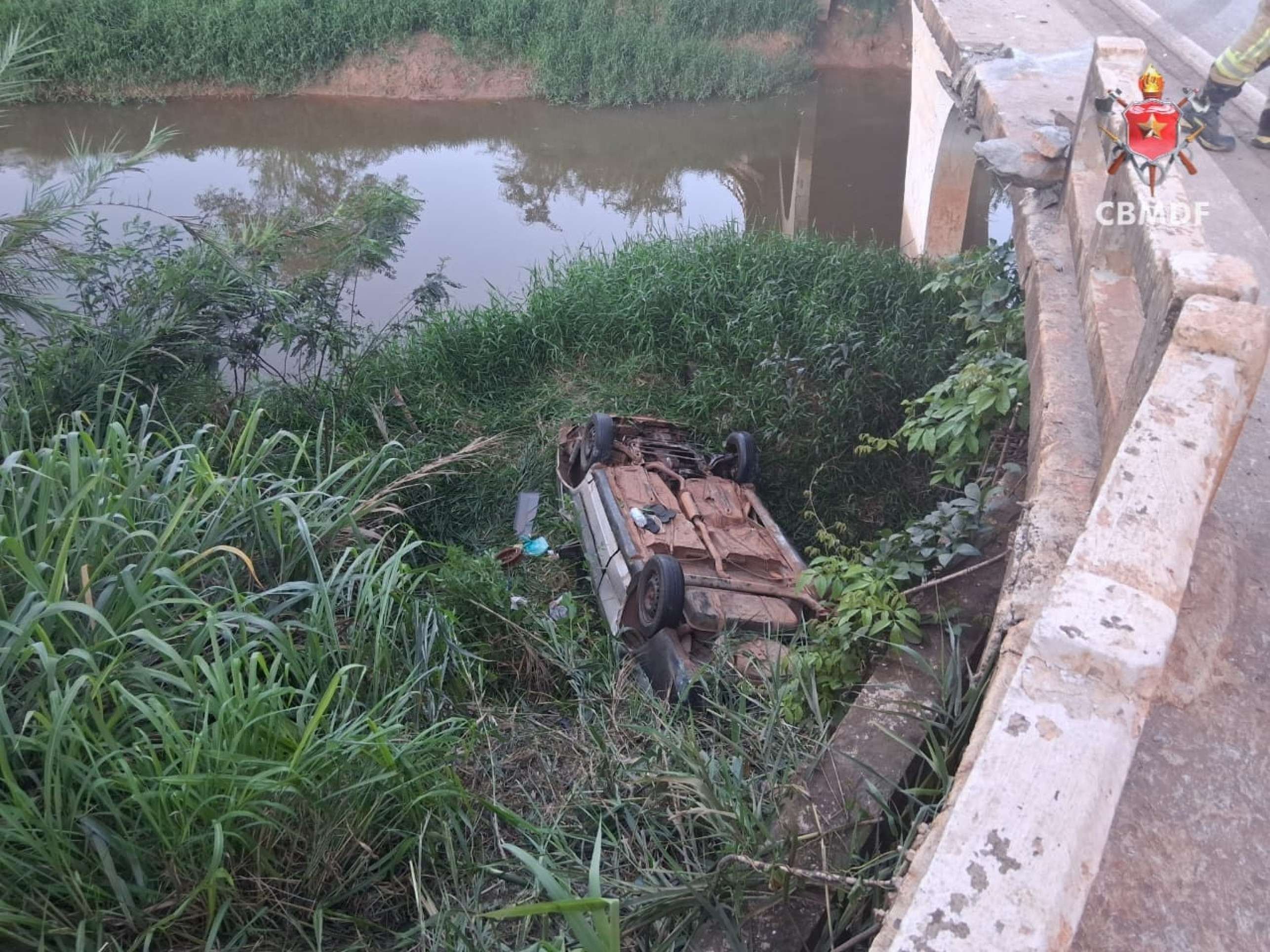Ve&iacute;culo caiu da ponte do Rio Descoberto e deixou quatro feridos