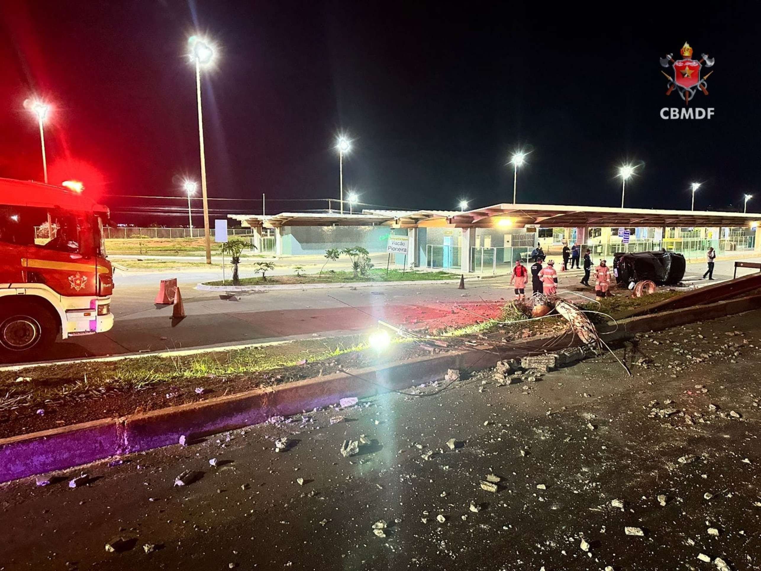 Carro derruba poste e capota no BRT do Gama