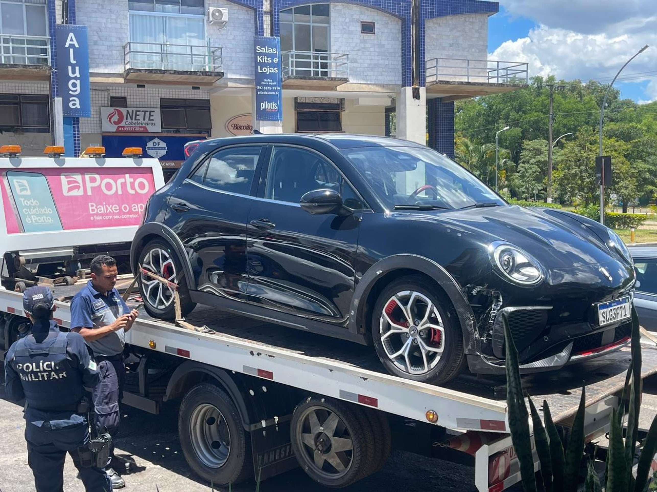 Um carro el&eacute;trico da marca Ora, de cor preta, invadiu uma cafeteria na comercial da 209 Norte