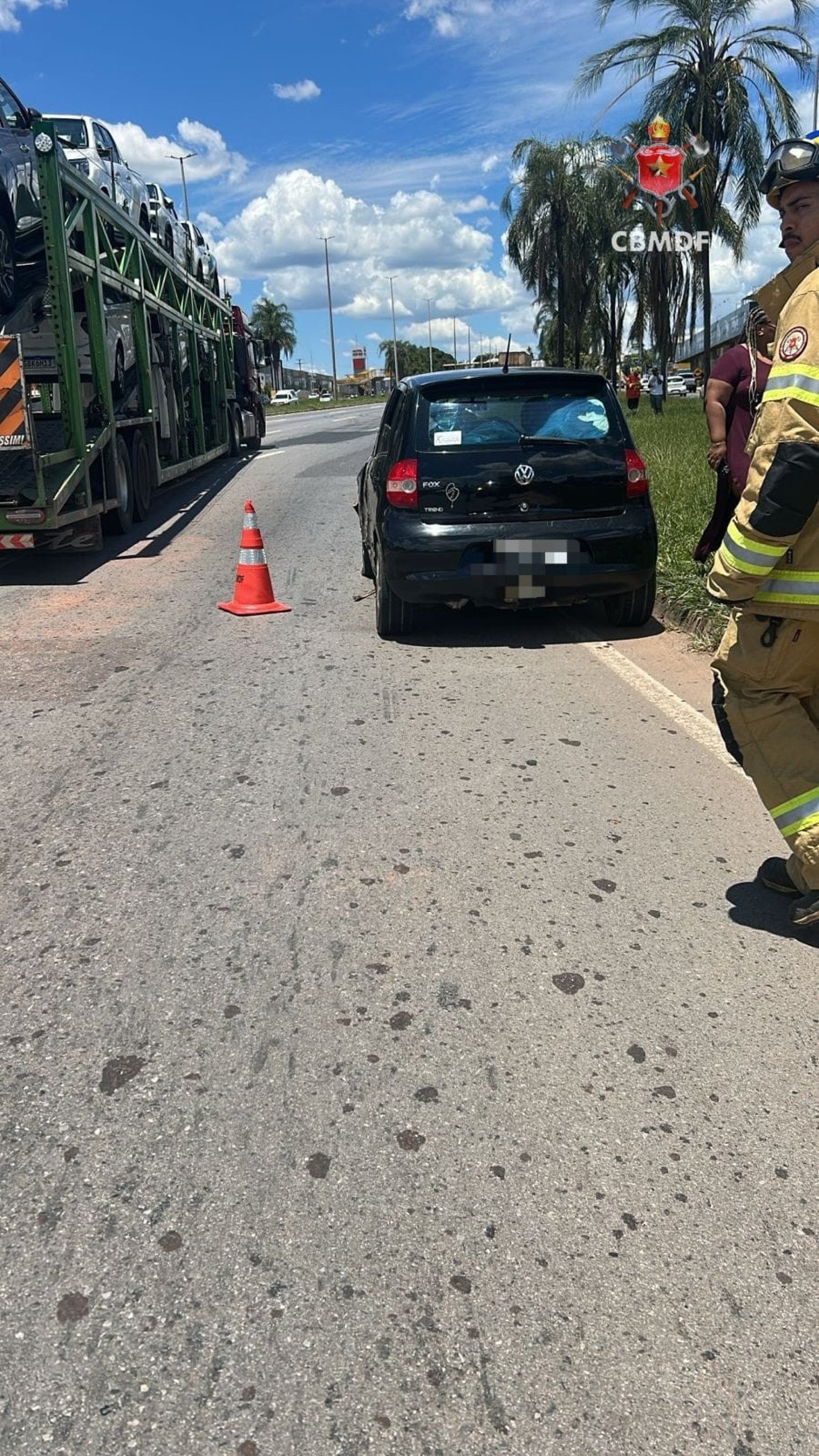 Colis&atilde;o envolvendo carreta e carro na EPIA interdita a via