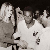 Recebida por Pelé no gramado, Brigitte Bardot cumprimenta os jogadores do Santos no Parque dos Príncipes -  (crédito: Georges Melamed/AFP)