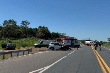 Batida frontal deixa quatro mortos na BR-135, em Minas Gerais - (crédito: Divulgação/Corpo de Bombeiros) Batida frontal deixa quatro mortos na BR-135, em Minas Gerais - (crédito: Divulgação/Corpo de Bombeiros)
