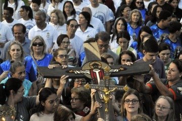 No fim da tarde, fiéis carregaram a Cruz Jubilar em procissão na Asa Norte, perto da Basílica de São Francisco de Assis - (crédito: Marcelo Ferreira/CB/D.A Press) No fim da tarde, fiéis carregaram a Cruz Jubilar em procissão na Asa Norte, perto da Basílica de São Francisco de Assis - (crédito: Marcelo Ferreira/CB/D.A Press)