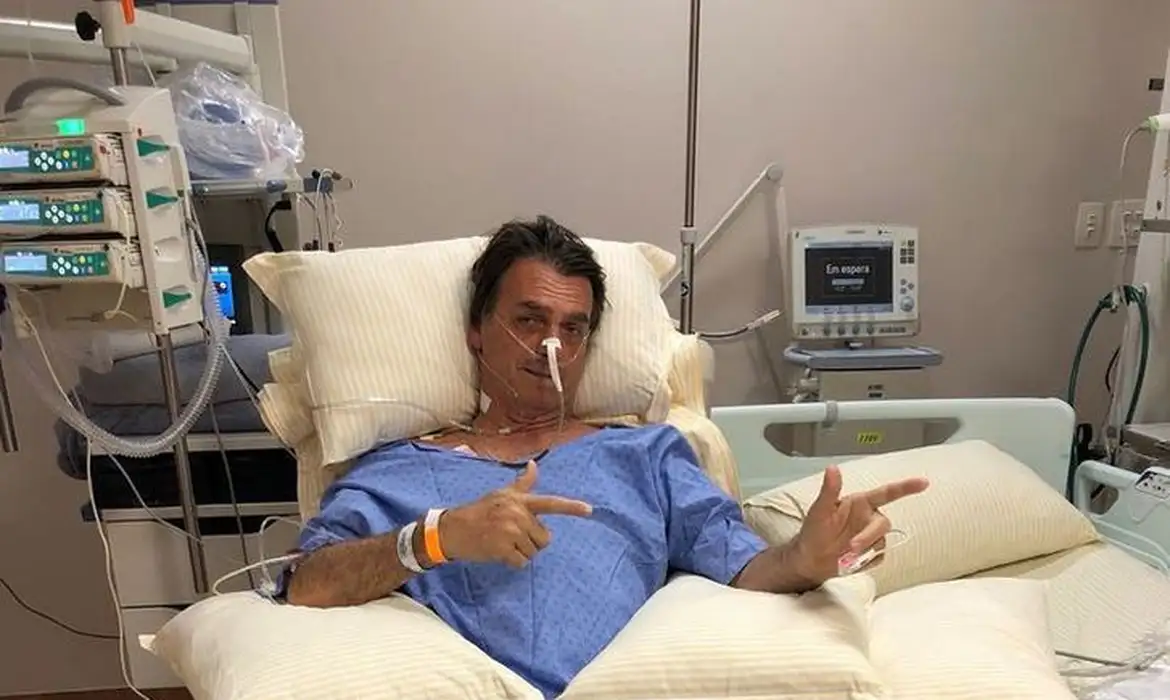 Bolsonaro apresentou nova crise de soluços e teve elevação da pressão arterial na noite de sábado, segundo boletim médico
 -  (crédito: Redes sociais/Flávio Bolsonaro)