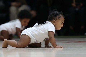 Corrida de bebês da NBA vira espetáculo à parte e rouba a cena do jogo - (crédito: Reprodução / Pelicans) Corrida de bebês da NBA vira espetáculo à parte e rouba a cena do jogo - (crédito: Reprodução / Pelicans)