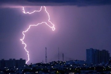 Na quinta-feira (15/10), o tempo segue instável com muita nebulosidade e chuvas na forma de pancadas

 -  (crédito:   Ed Alves/CB/D.A Press)