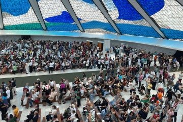 A Arquidiocese de Brasília encerrou as celebrações do Ano Jubilar de 2025 com uma programação especial marcada por procissão e missa solene - (crédito: Davi Cruz/CB) A Arquidiocese de Brasília encerrou as celebrações do Ano Jubilar de 2025 com uma programação especial marcada por procissão e missa solene - (crédito: Davi Cruz/CB)