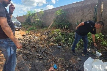 Investigação: Perto da cena do crime, Policiais encontraram partes do cadáver - (crédito: Darcianne Diogo/CB/D.A Press) Investigação: Perto da cena do crime, Policiais encontraram partes do cadáver - (crédito: Darcianne Diogo/CB/D.A Press)
