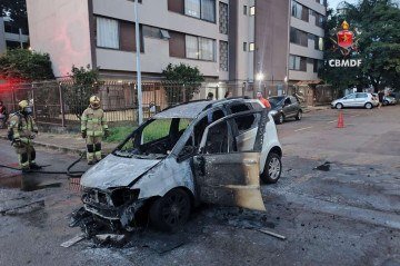 O carro ficou completamento destruído - (crédito: Divulgação/CBMDF) O carro ficou completamento destruído - (crédito: Divulgação/CBMDF)