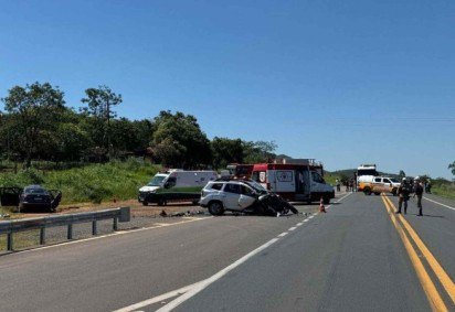 Batida frontal deixa quatro mortos na BR-135, em Minas Gerais -  (crédito: Divulgação/Corpo de Bombeiros) -Batida frontal deixa quatro mortos na BR-135, em Minas Gerais -  (crédito: Divulgação/Corpo de Bombeiros)