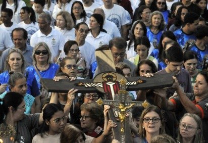 No fim da tarde, fiéis carregaram a Cruz Jubilar em procissão na Asa Norte, perto da Basílica de São Francisco de Assis -  (crédito:  Marcelo Ferreira/CB/D.A Press) -No fim da tarde, fiéis carregaram a Cruz Jubilar em procissão na Asa Norte, perto da Basílica de São Francisco de Assis -  (crédito:  Marcelo Ferreira/CB/D.A Press)