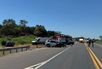 Acidente bloqueou as pistas da BR-135 momentaneamente, mas o fluxo já segue livre no trecho -  (crédito: Divulgação/Corpo de Bombeiros)