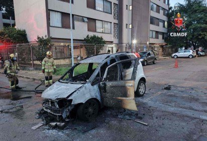 O carro ficou completamento destruído  -  (crédito: Divulgação/CBMDF) -O carro ficou completamento destruído  -  (crédito: Divulgação/CBMDF)