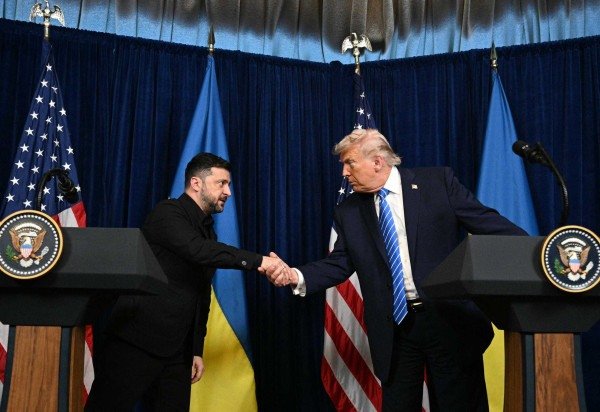  US President Donald Trump and Ukranian President Volodymyr Zelensky shake hands during a press conference following talks at Trump's Mar-a-Lago residence in Palm Beach, Florida, on December 28, 2025. (Photo by Jim WATSON / AFP)
       -  (crédito:  AFP)