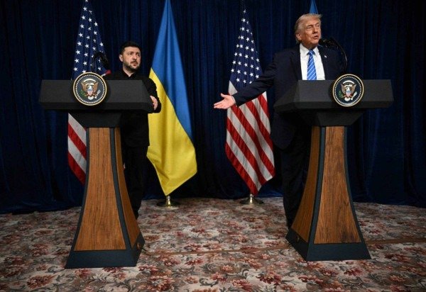 Trump e Zelensky durante entrevista de imprensa neste domingo (28/12) -  (crédito: JIM WATSON / AFP)