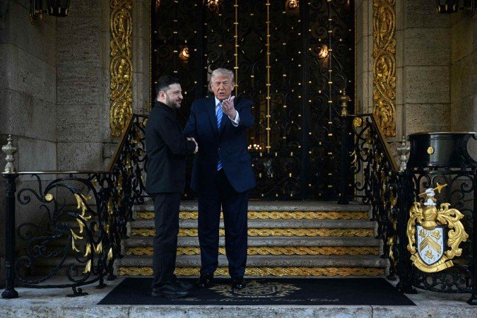 Trump recebe Zelensky na entrada da resid&ecirc;ncia de Mar-a-Lago, em Pam Beach, na Fl&oacute;rida 