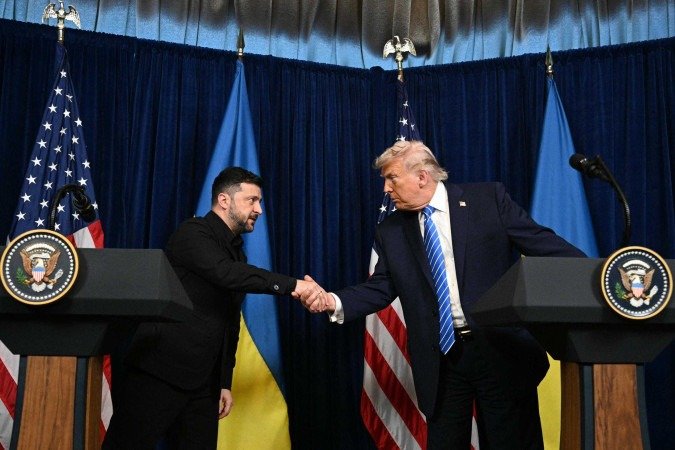  US President Donald Trump and Ukranian President Volodymyr Zelensky shake hands during a press conference following talks at Trump's Mar-a-Lago residence in Palm Beach, Florida, on December 28, 2025. (Photo by Jim WATSON / AFP)
      