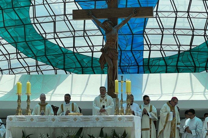 Dom Paulo Cezar Costa celebrou missa na Catedral de Brasília