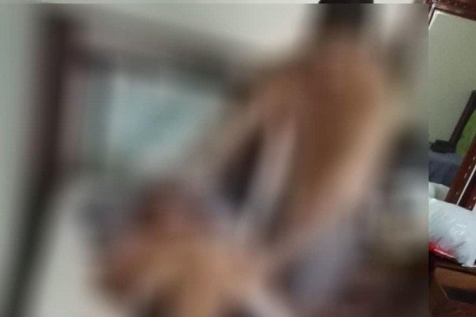 Vítima foi encontrada amarrada à cama com ferimentos principalmente na cabeça