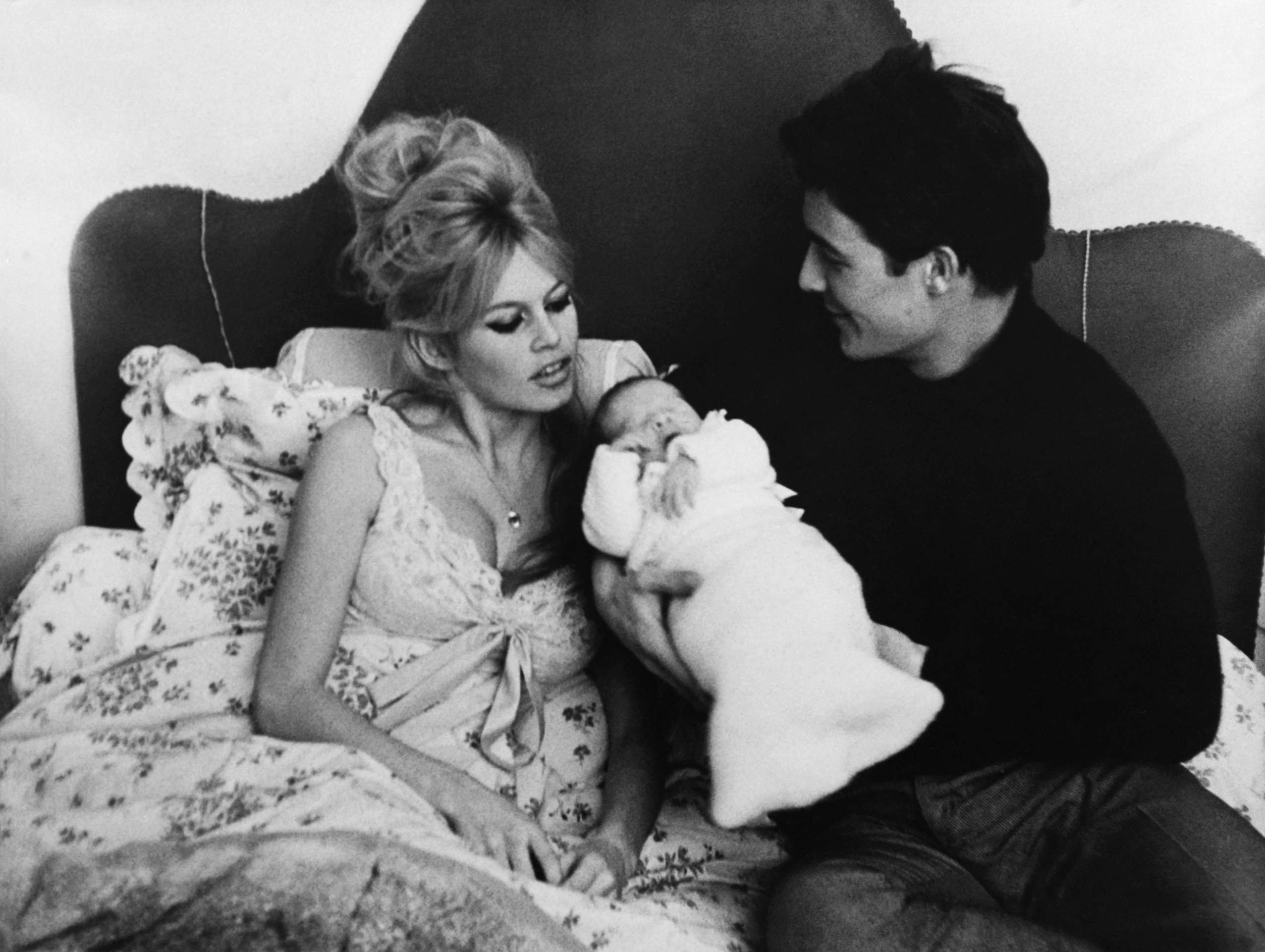 Brigitte Bardot e Jacques Charrier com o rec&eacute;m-nascido Nicolas em janeiro de 1960      