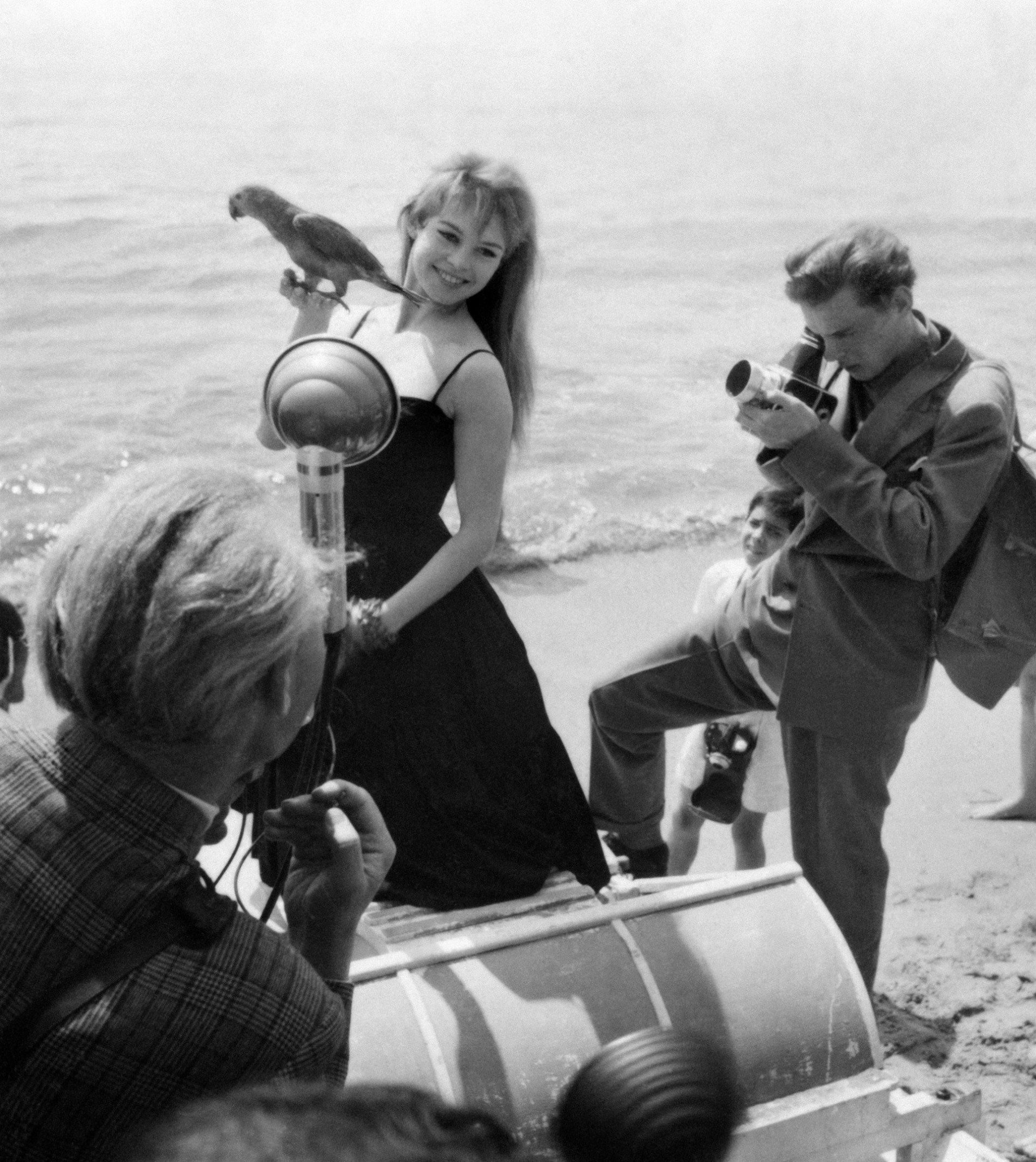 Brigitte Bardot posa com papagaio no Festival de Cannes de 1956      