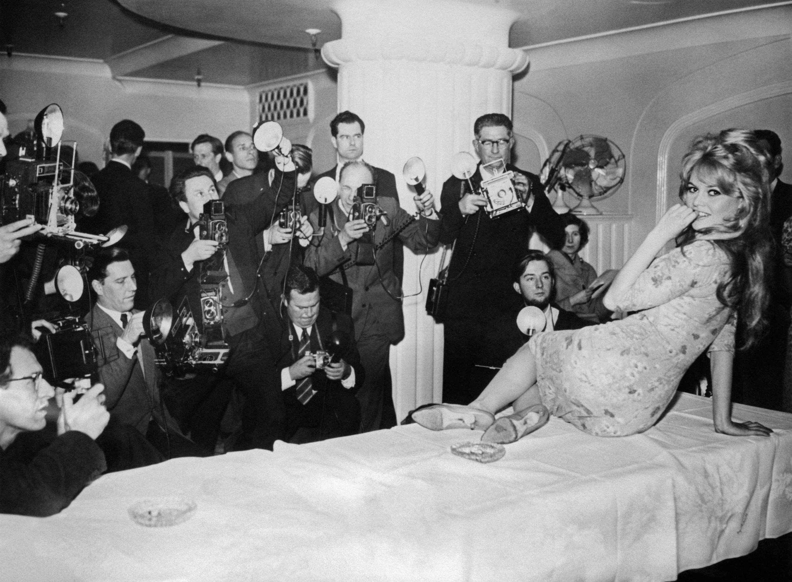 Brigitte Bardot chega a Londres para filmar Babette sen va-t-en guerre      