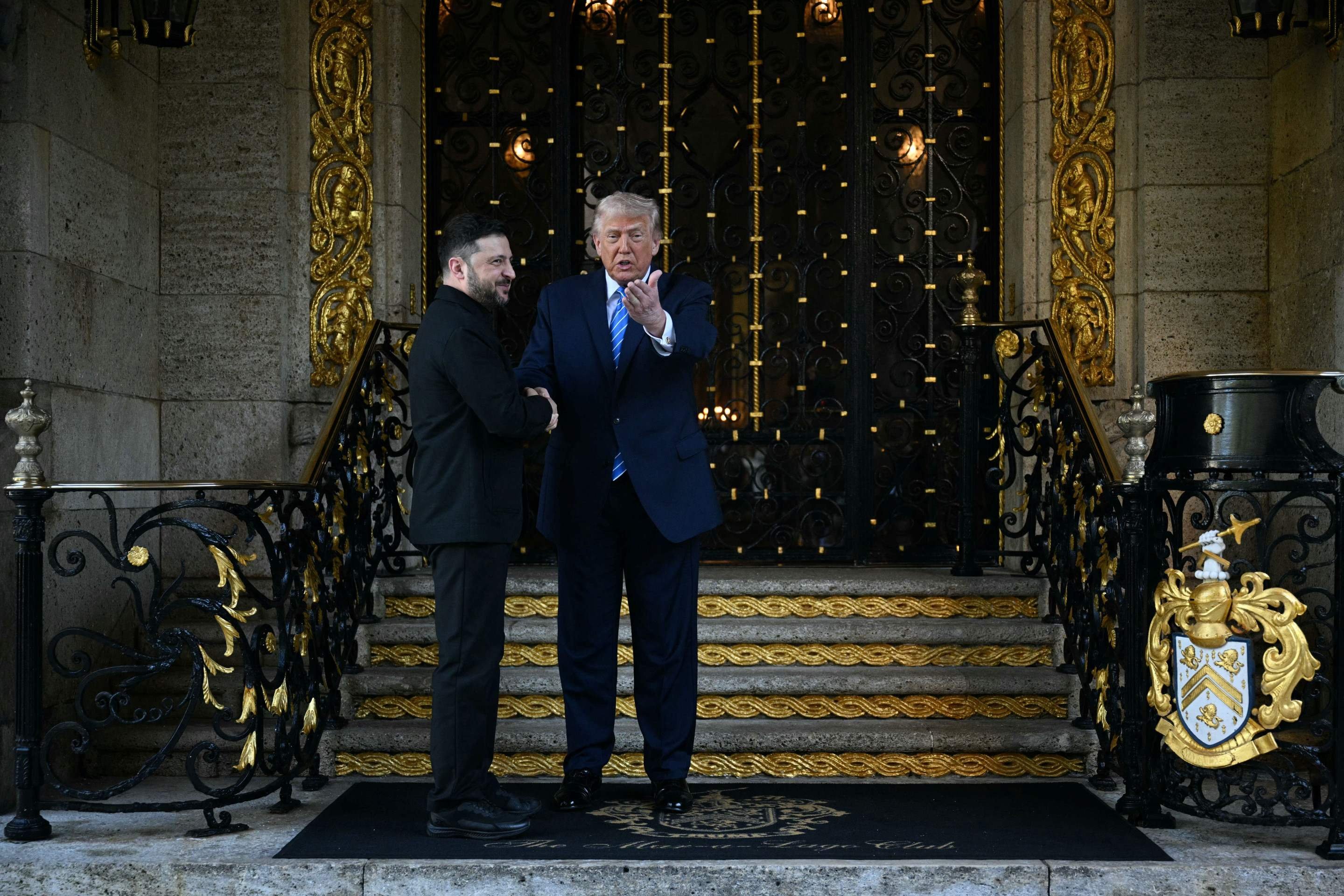 Trump recebe Zelensky na entrada da resid&ecirc;ncia de Mar-a-Lago, em Pam Beach, na Fl&oacute;rida 