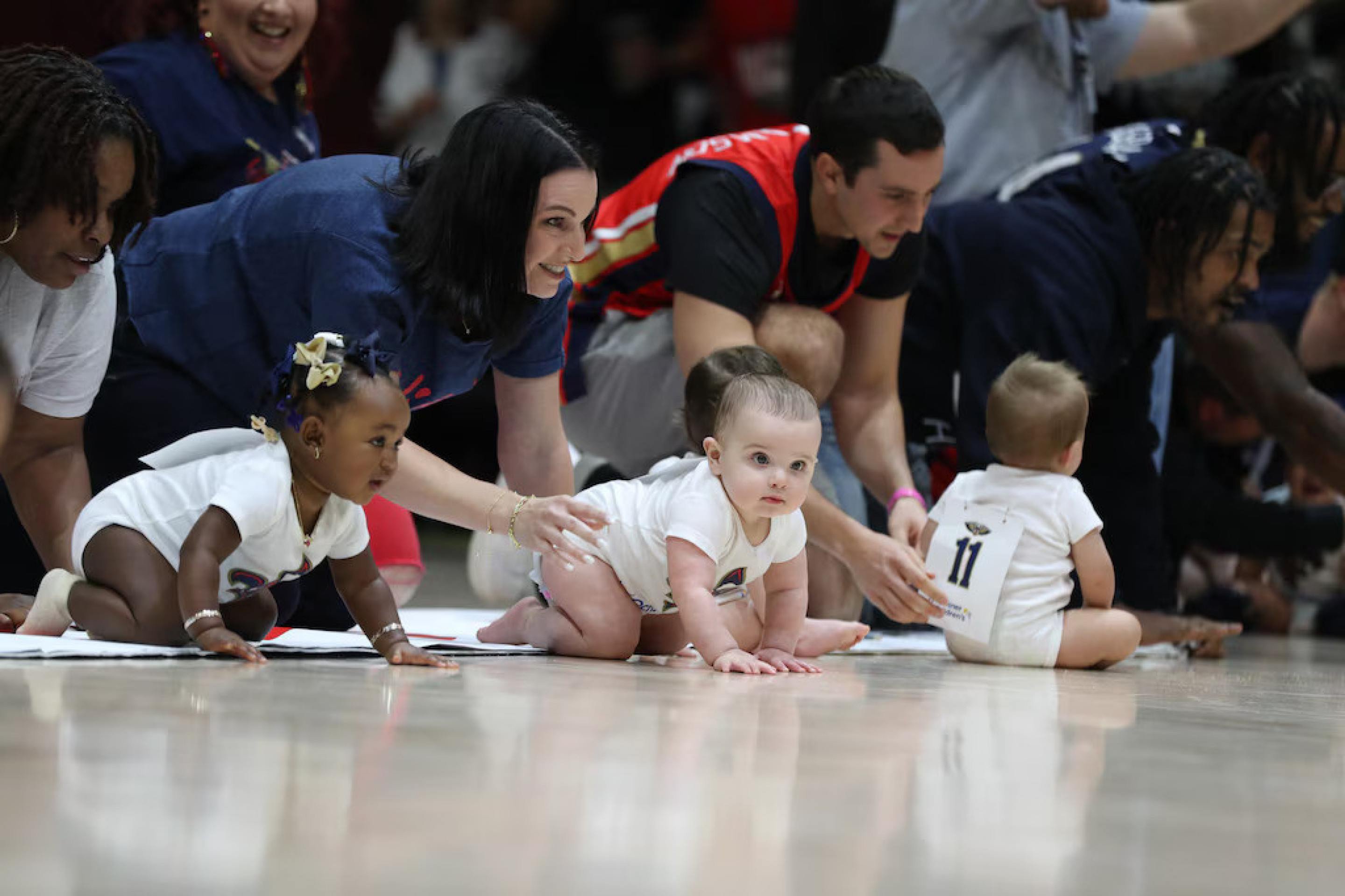 Corrida de beb&ecirc;s da NBA vira espet&aacute;culo &agrave; parte e rouba a cena do jogo