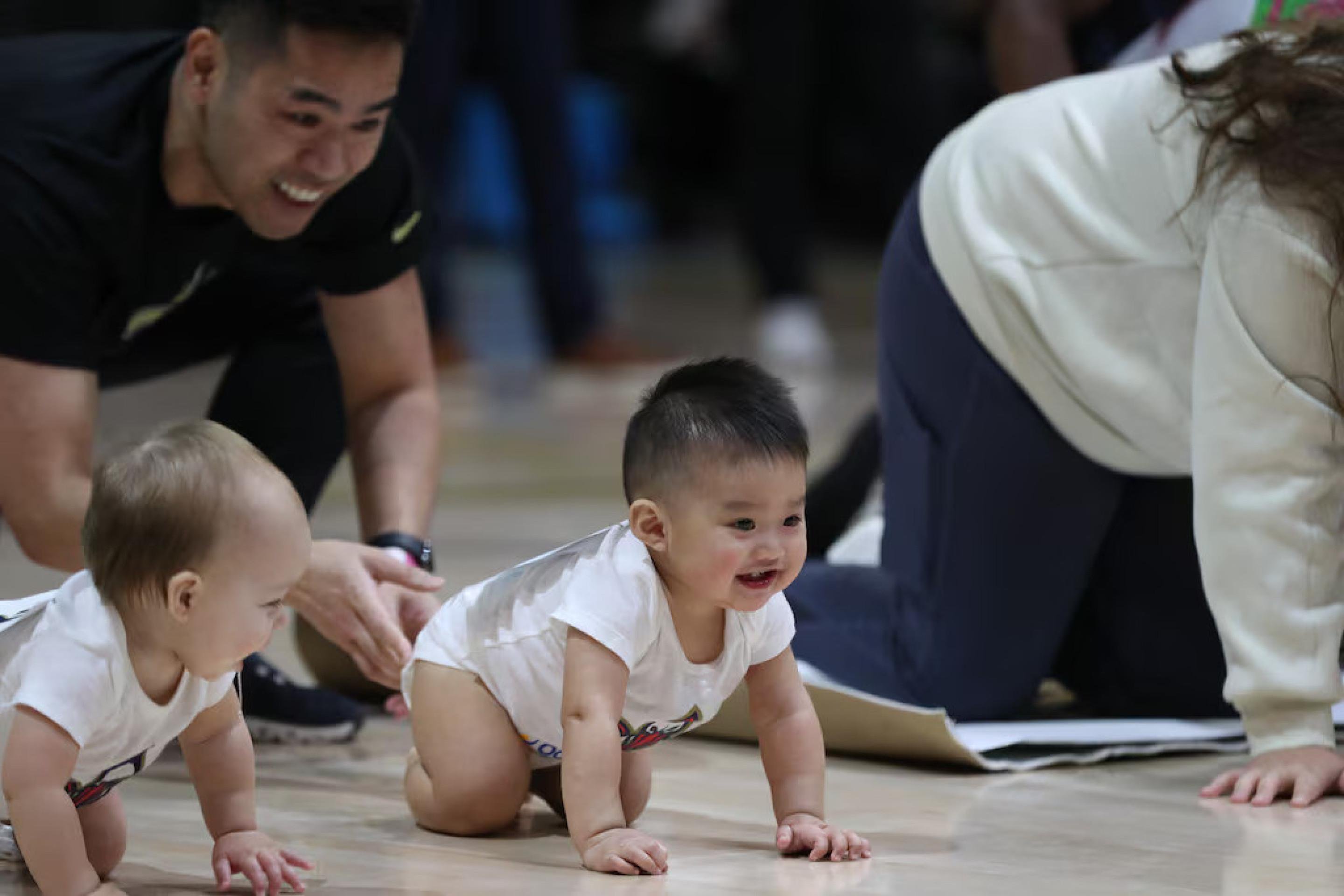 Corrida de beb&ecirc;s da NBA vira espet&aacute;culo &agrave; parte e rouba a cena do jogo