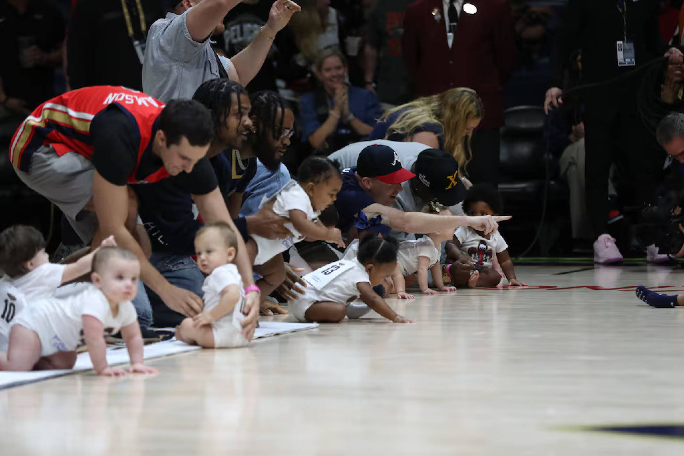 Corrida de beb&ecirc;s da NBA vira espet&aacute;culo &agrave; parte e rouba a cena do jogo